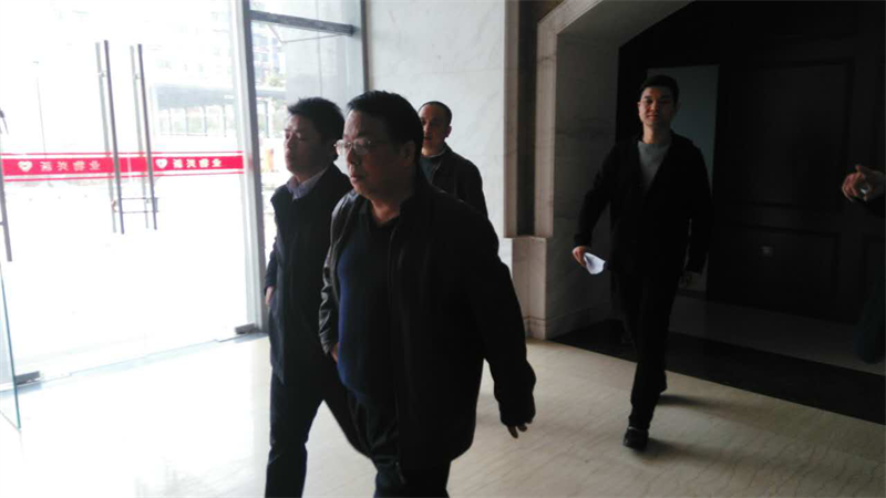 集團(tuán)公司總經(jīng)理萬先逵、副總經(jīng)理周志宏一行親臨利民佳苑小區(qū)現(xiàn)場指導(dǎo)工作